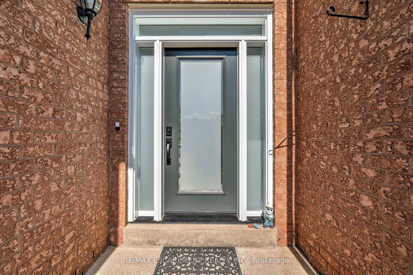 Townhouse sold at 1055 Lindsay Drive, Oakville, QE Queen Elizabeth, L6M 3B6 - MLS: W12056866