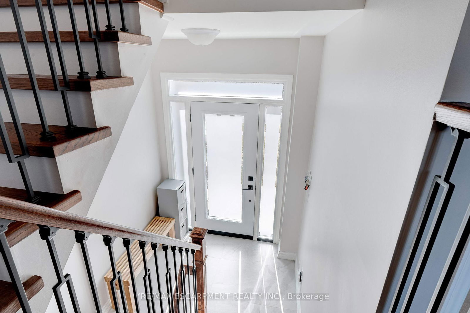 Townhouse sold at 1055 Lindsay Drive, Oakville, QE Queen Elizabeth, L6M 3B6 - MLS: W12056866