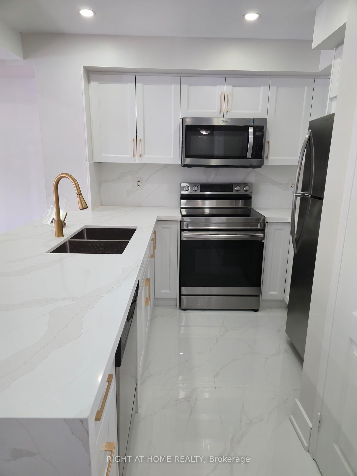 Townhouse sold at 5-3250 bentley Drive, Mississauga, Churchill Meadows, L5M 0P7 - MLS: W12060003