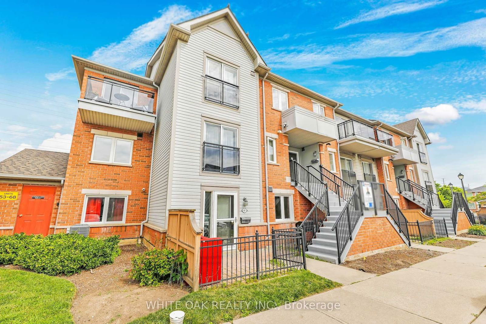 Townhouse sold at 66-4620 Guildwood Way, Mississauga, Hurontario, L5R 4H4 - MLS: W12061383