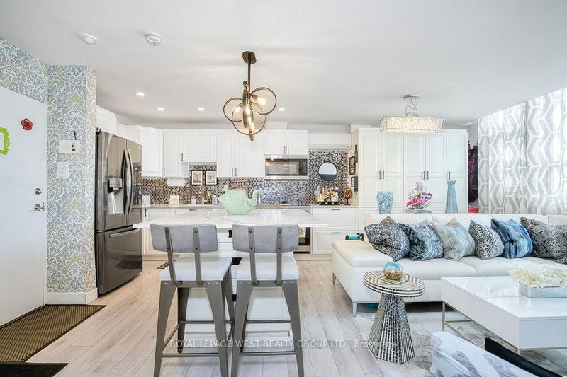 home for sale on PH1-3621 Lake Shore Boulevard W