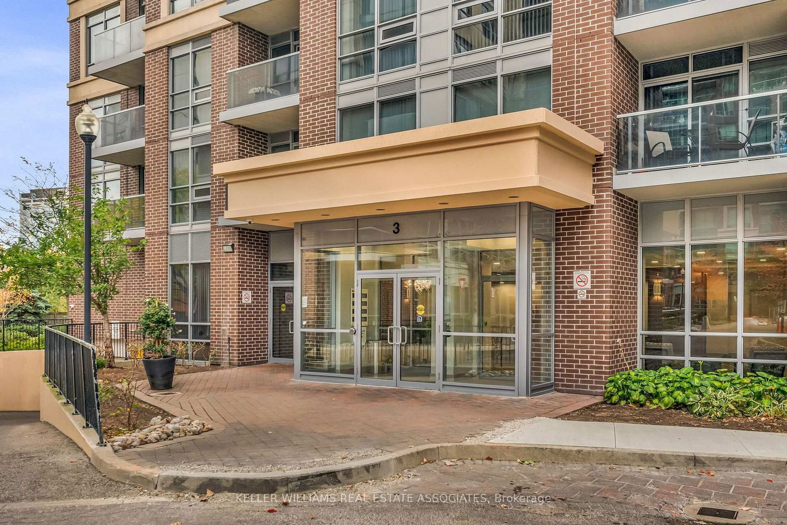 Condo sold at 1004-3 Michael Power Place, Toronto, Islington-City Centre West, M9A 0A2 - MLS: W12064262