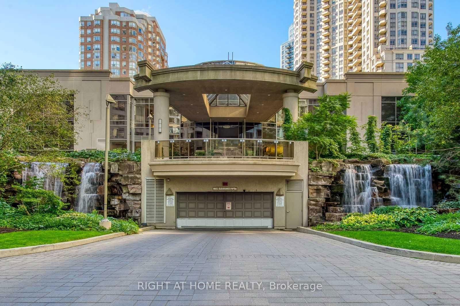 Condo leased at 701-3880 Duke Of York Boulevard, Mississauga, City Centre, L5B 4M7 - MLS: W12064372
