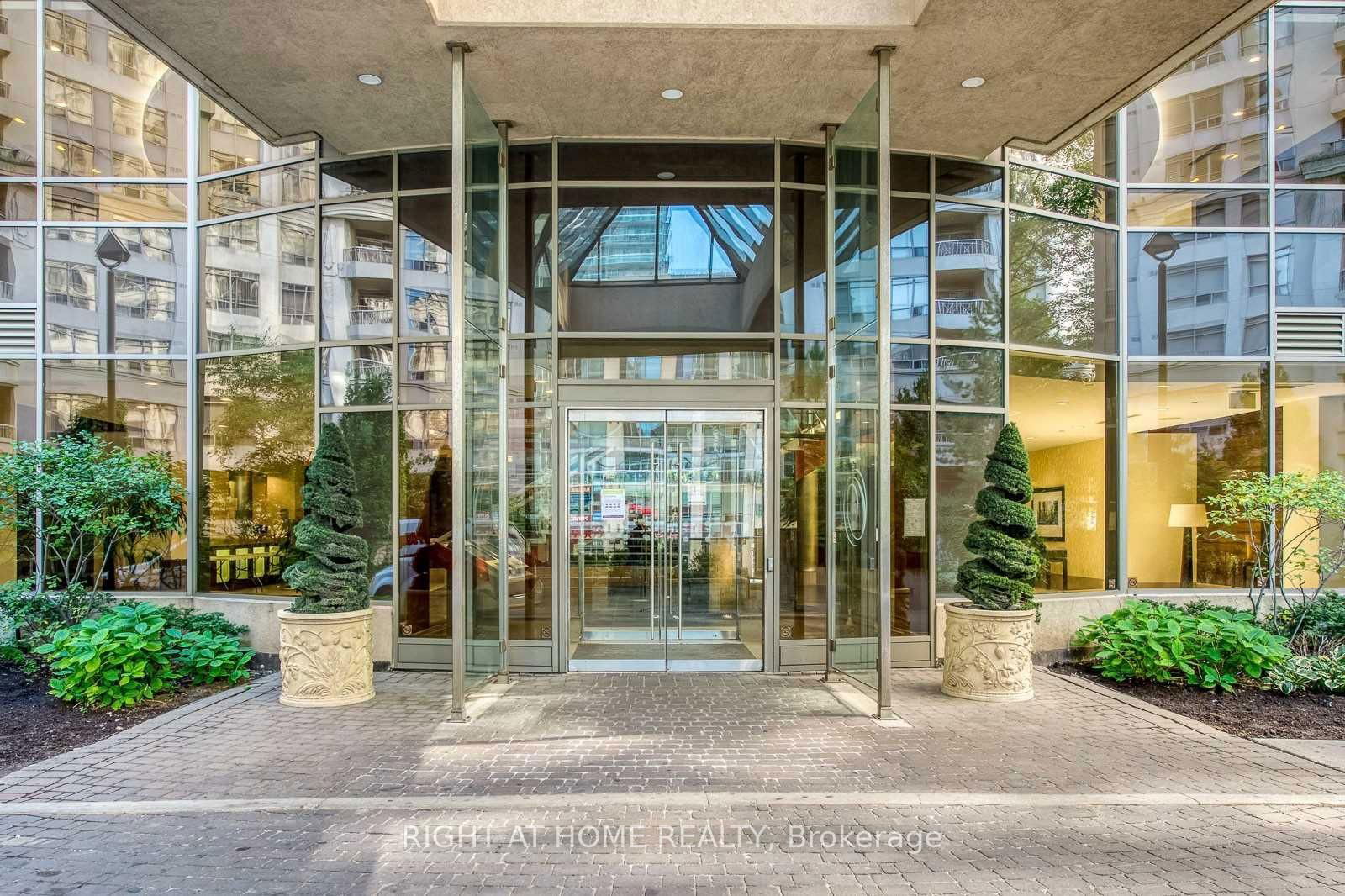 Condo leased at 701-3880 Duke Of York Boulevard, Mississauga, City Centre, L5B 4M7 - MLS: W12064372