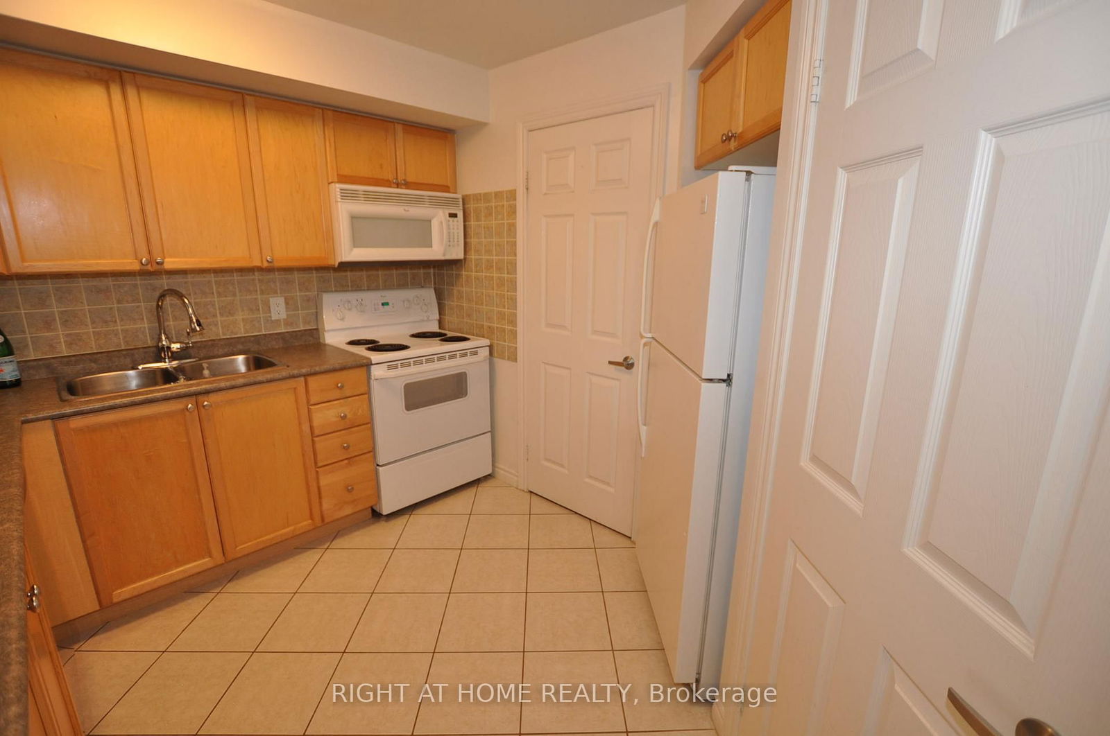 Condo leased at 701-3880 Duke Of York Boulevard, Mississauga, City Centre, L5B 4M7 - MLS: W12064372