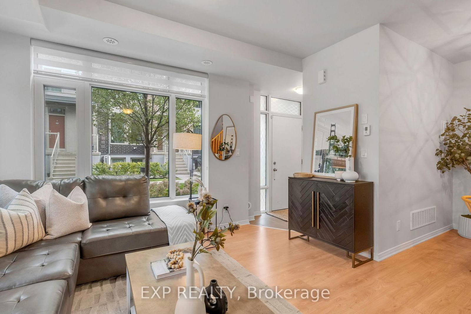 Townhouse sold at 95-15 Applewood Lane, Toronto, Etobicoke West Mall, M9C 0C1 - MLS: W12074080
