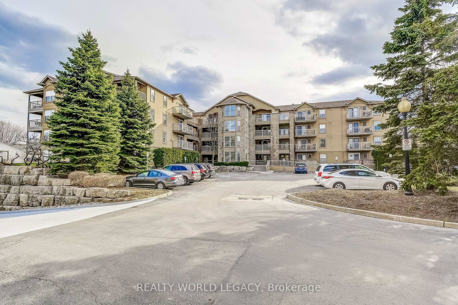 Condo for sale at 411-1820 Walker's Line, Burlington, Palmer, L7M 4V4 - MLS: W12077699