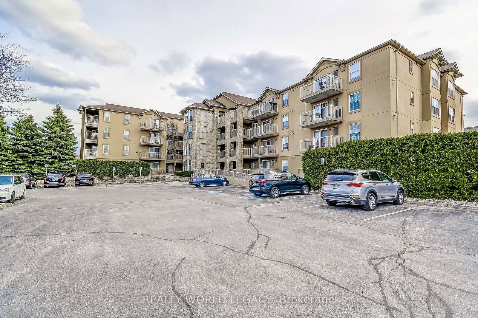 Condo for sale at 411-1820 Walker's Line, Burlington, Palmer, L7M 4V4 - MLS: W12077699