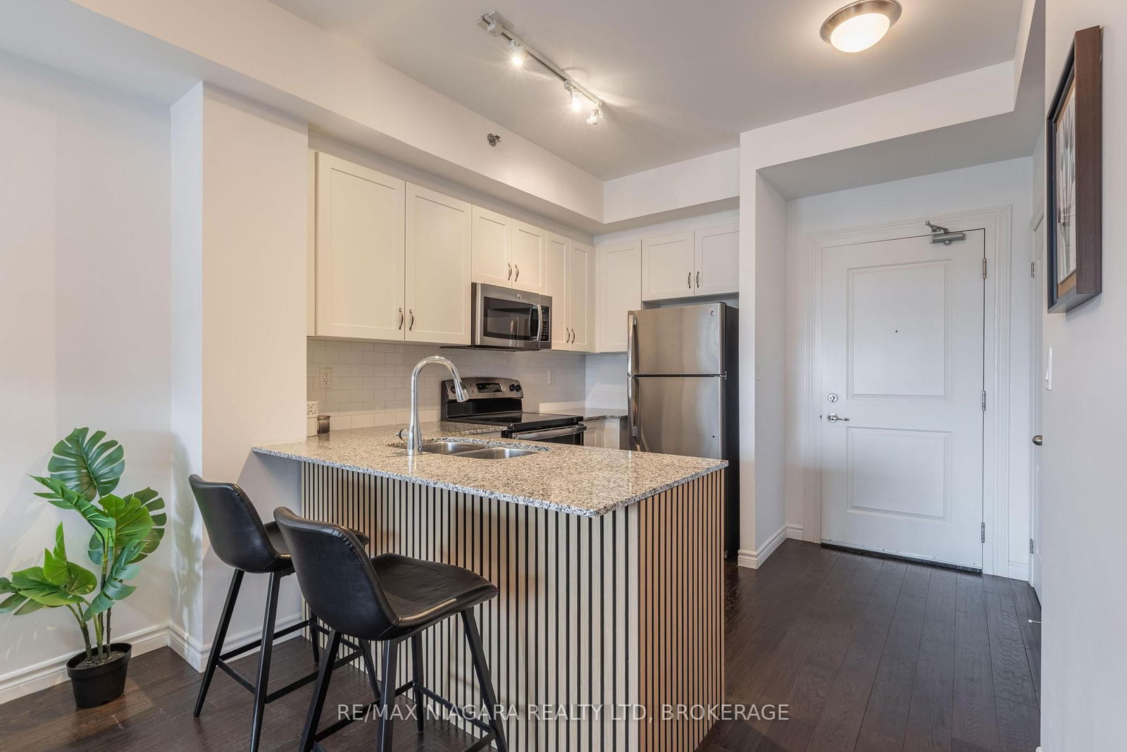 Condo for lease at 203-34 Plains Road, Burlington, LaSalle, L7T 0B9 - MLS: W12080845