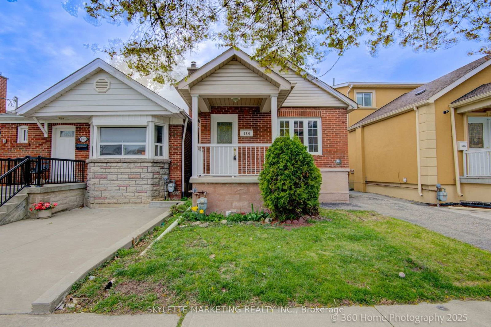 Detached House for sale at 184 Scott Road, Toronto, Keelesdale-Eglinton West, M6M 3T8 - MLS: W12082230