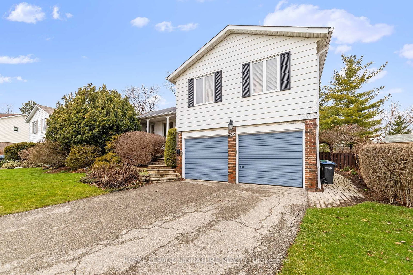 Detached House sold at 2553 Vineland Road, Mississauga, Sheridan, L5K 2A3 - MLS: W12082894