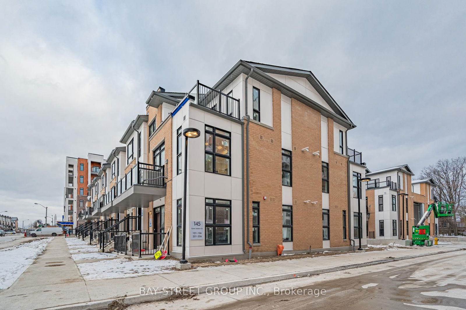 Townhouse for lease at 211-145 Canon Jackson Drive, Toronto, Beechborough-Greenbrook, M6M 0E1 - MLS: W12084862