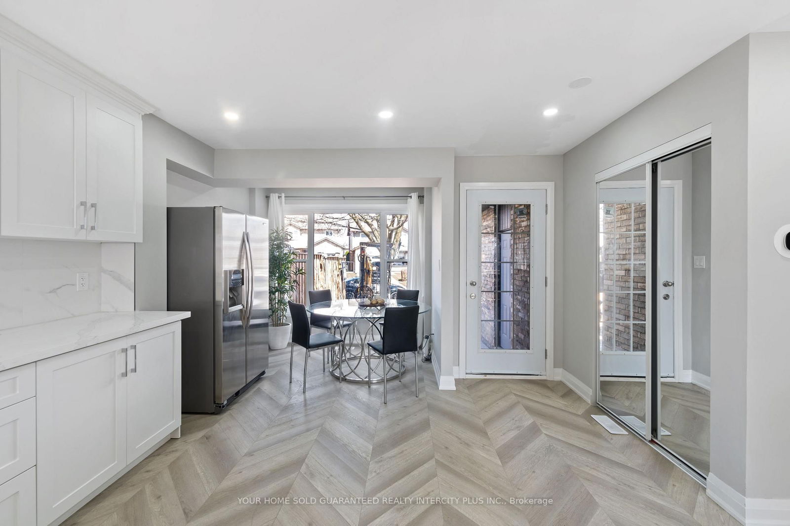 Detached House for sale at 4 Borden Hill Court, Brampton, Central Park, L6S 3K7 - MLS: W12086176