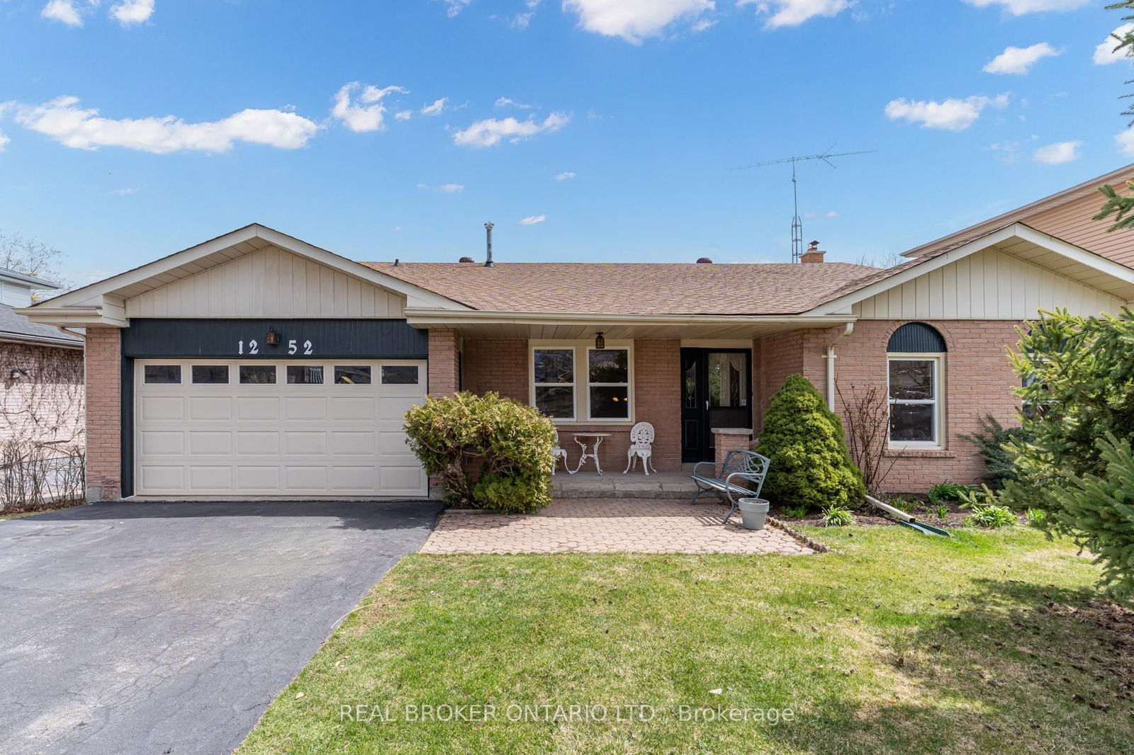 Detached House for sale at 1252 Lakeview Drive, Oakville, Falgarwood, L6H 2M8 - MLS: W12088443