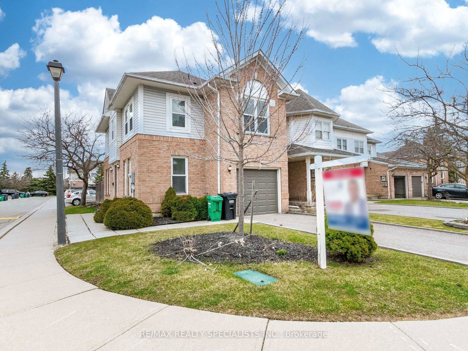 Townhouse sold at 27 Brisbane Court, Brampton, Sandringham-Wellington, L6R 1V4 - MLS: W12089007