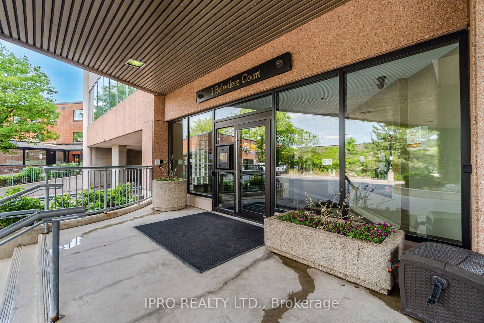 Condo sold at 1605-1 Belvedere Court, Brampton, Downtown Brampton, L6V 4M6 - MLS: W12092190