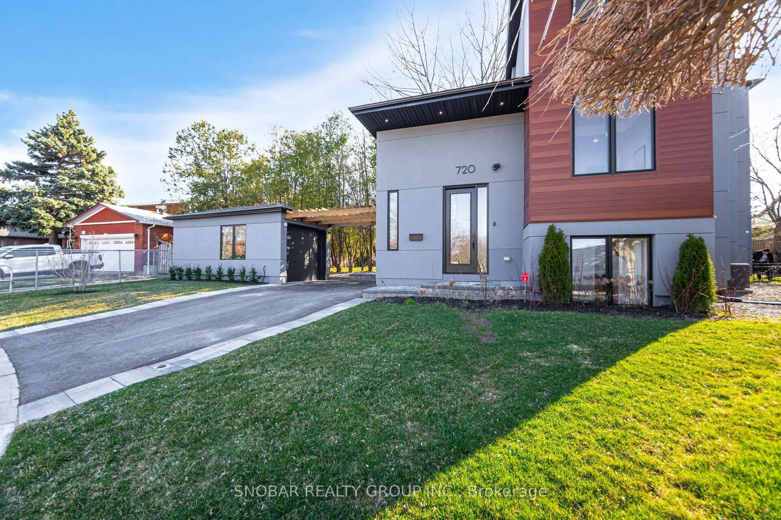 Detached House for sale at 720 Hillman Crescent, Mississauga, Applewood, L4Y 2J2 - MLS: W12093773