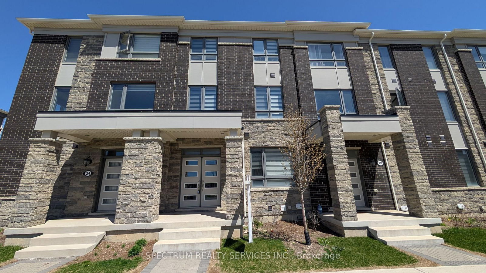 Townhouse for lease at 22 Summer Wind Lane, Brampton, Brampton North, L7A 5J2 - MLS: W12094086