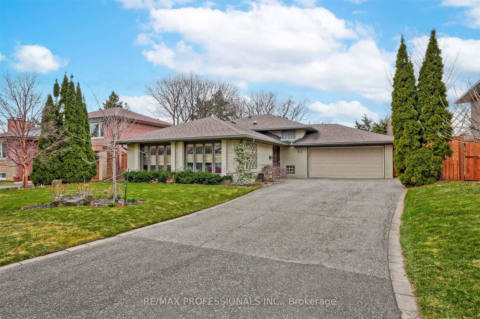 Detached House sold at 38 Oldham Road, Toronto, Princess-Rosethorn, M9A 2C1 - MLS: W12097263