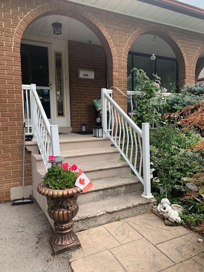 Detached House for sale at 2361 Nikanna Road, Mississauga, Erindale, L5C 2W8 - MLS: W12097514