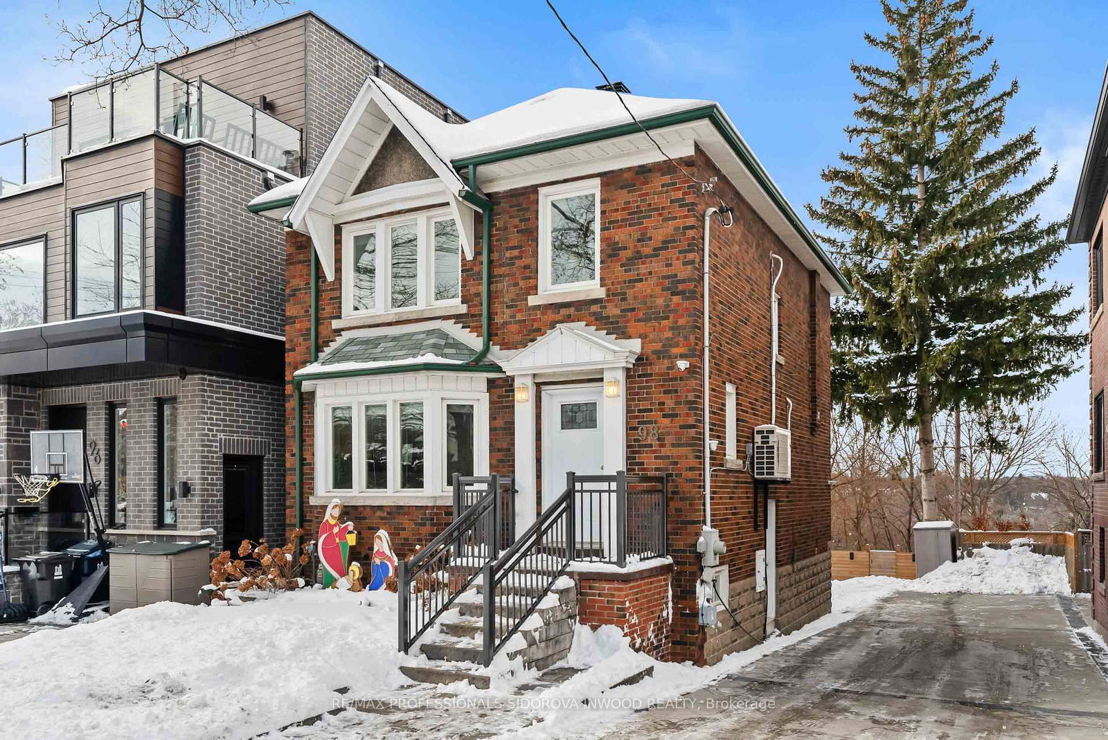 Detached House leased at 98 Humbercrest Boulevard, Toronto, Lambton Baby Point, M6S 4L3 - MLS: W12098338
