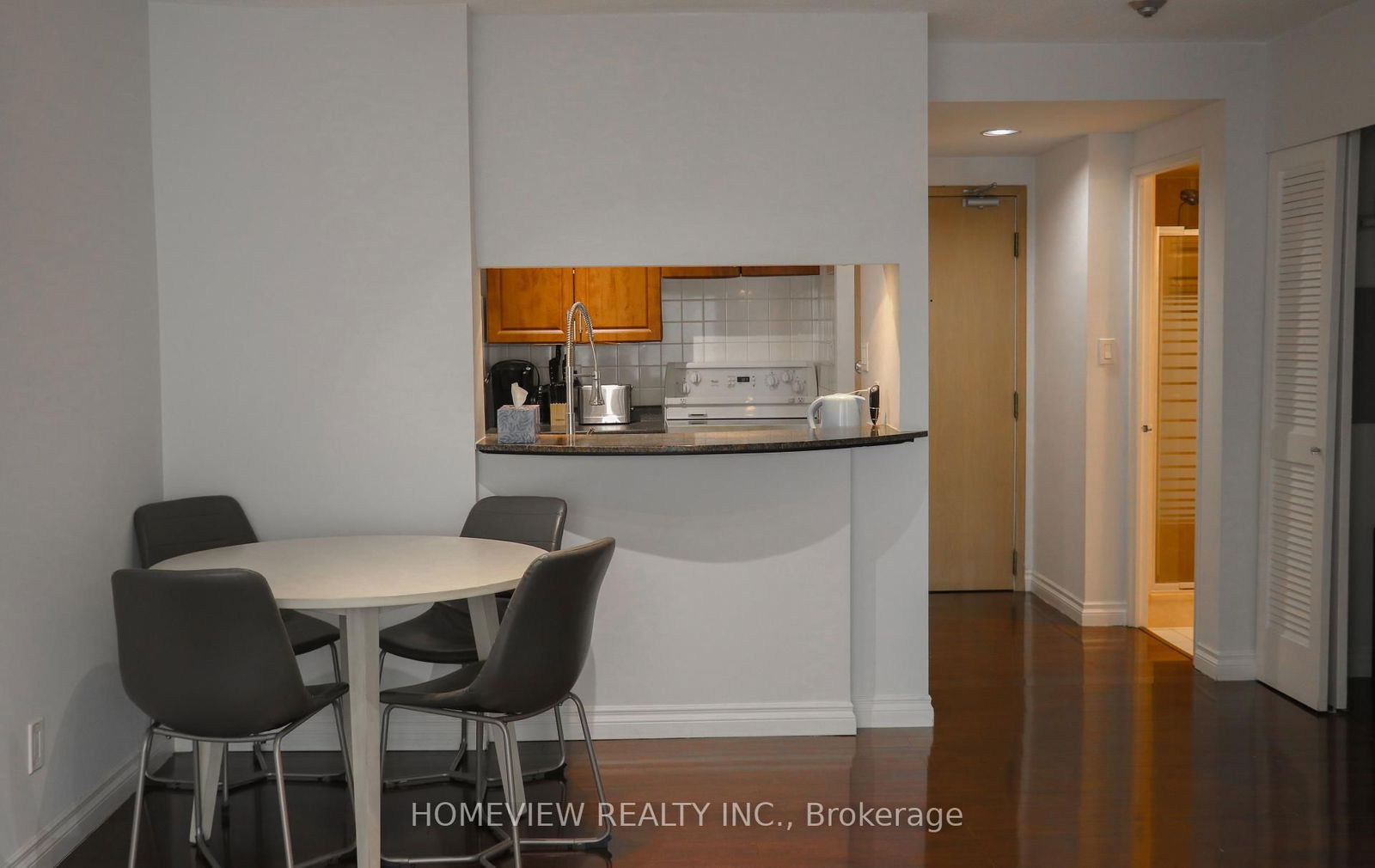 Condo leased at 449-24 Southport Street, Toronto, High Park-Swansea, M6S 4Z1 - MLS: W12098675