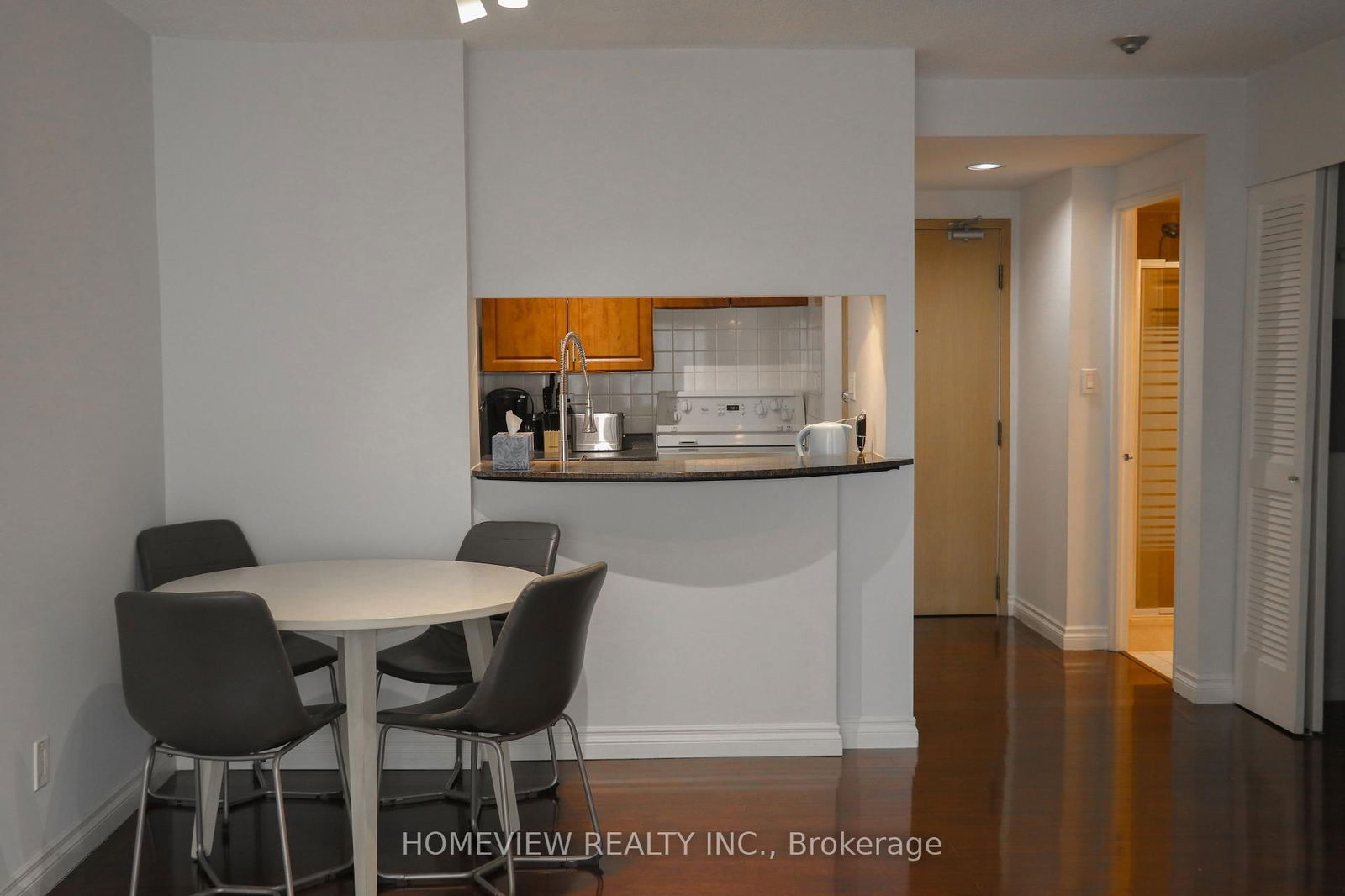 Condo leased at 449-24 Southport Street, Toronto, High Park-Swansea, M6S 4Z1 - MLS: W12098675