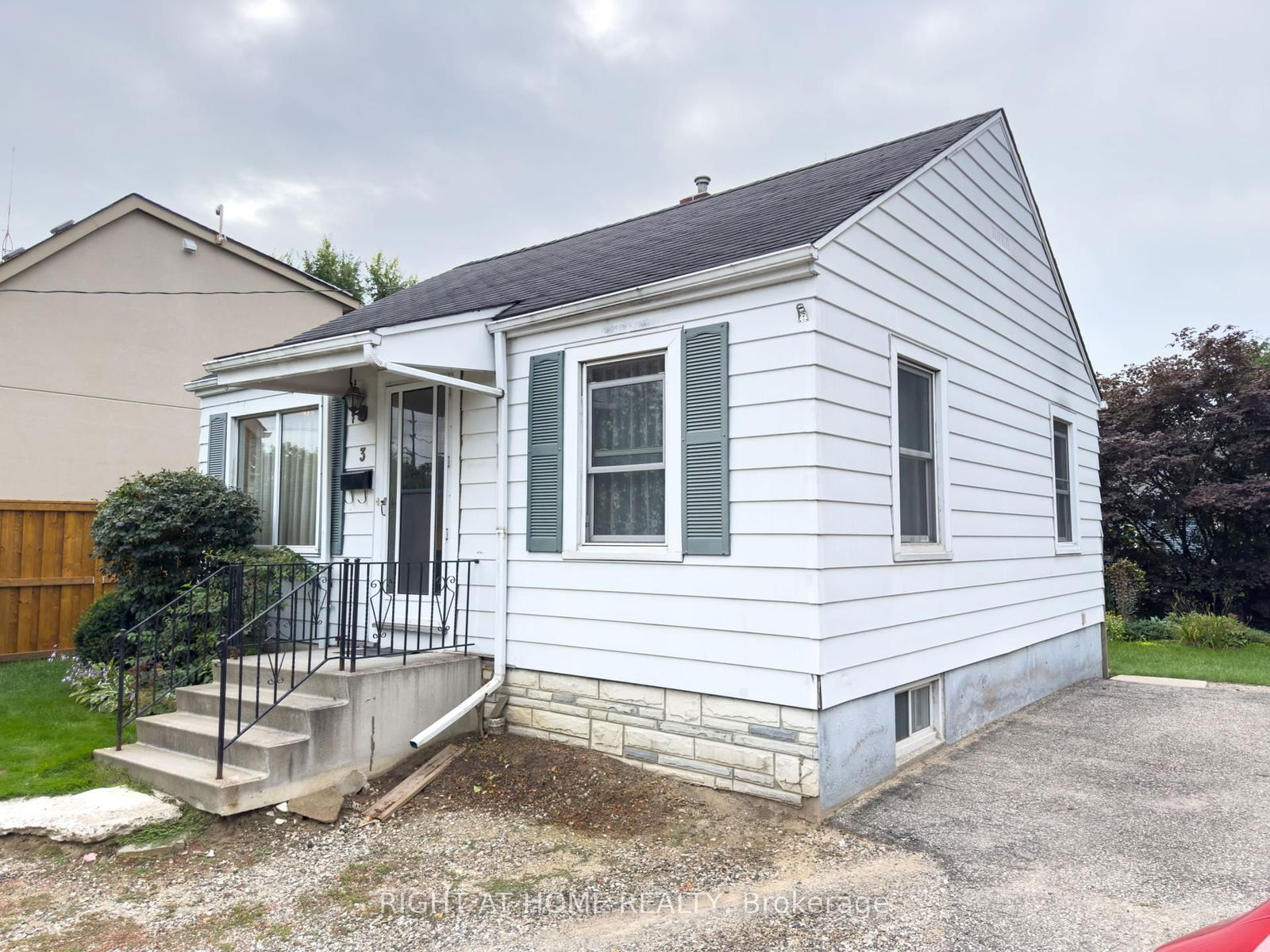 Detached House sold at 3 Mccallum Court, Toronto, Stonegate-Queensway, M8Y 1M6 - MLS: W12098853