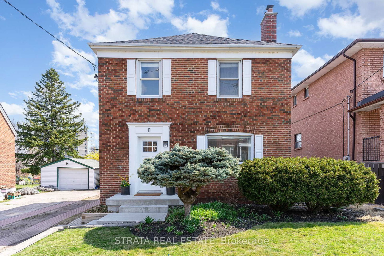 Detached House sold at 11 Duern Street, Toronto, Rockcliffe-Smythe, M6N 4G6 - MLS: W12099018