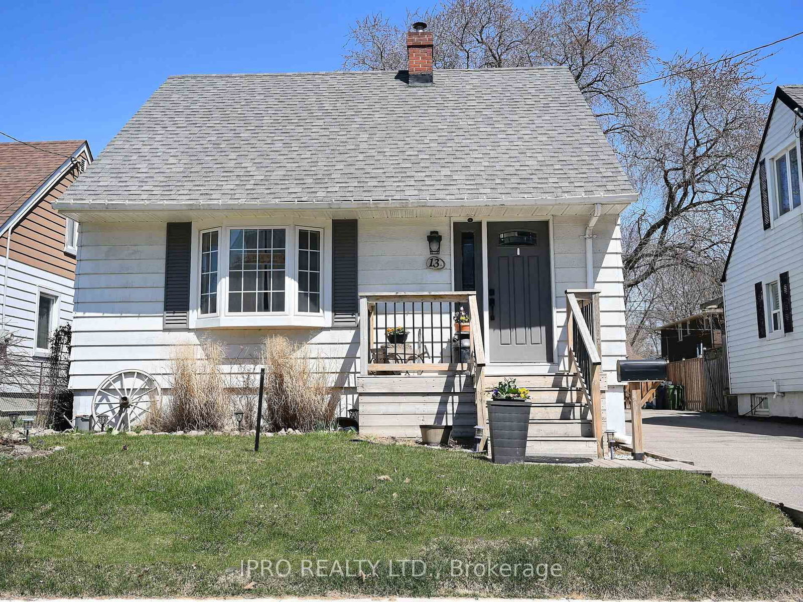 Detached House for sale at 13 Avon Park Drive, Toronto, Stonegate-Queensway, M8Z 3X3 - MLS: W12099024