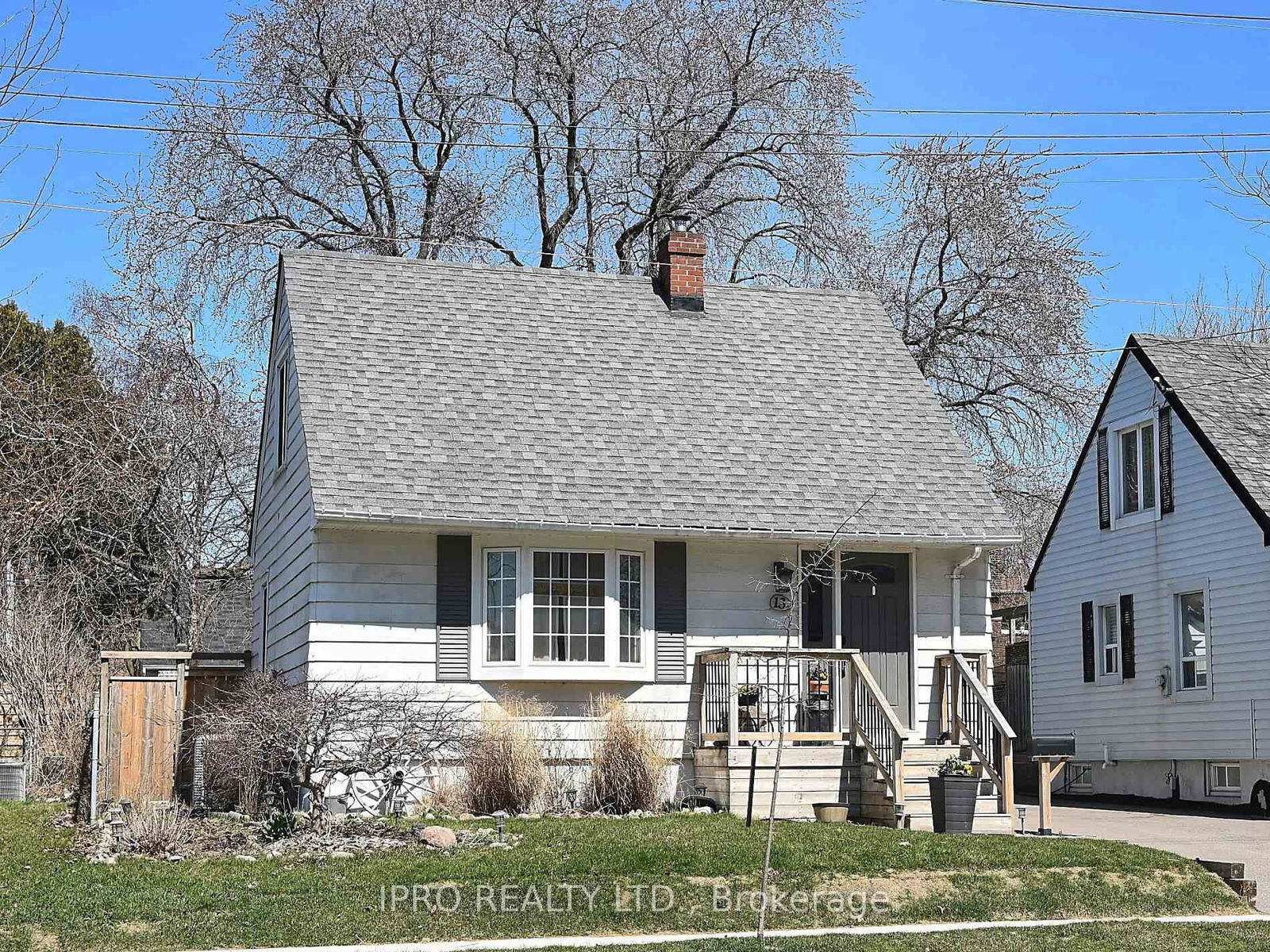 Detached House for sale at 13 Avon Park Drive, Toronto, Stonegate-Queensway, M8Z 3X3 - MLS: W12099024