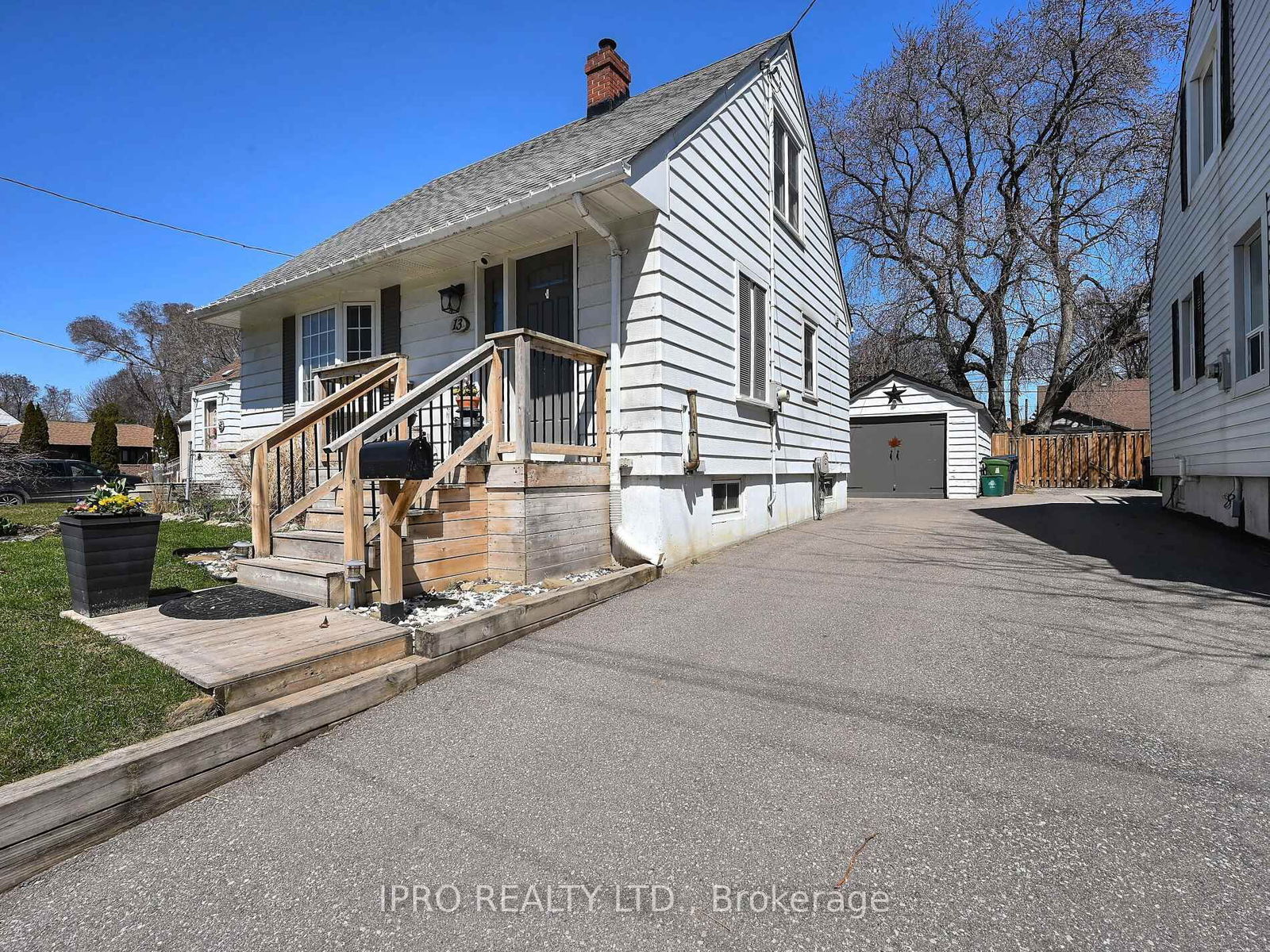Detached House for sale at 13 Avon Park Drive, Toronto, Stonegate-Queensway, M8Z 3X3 - MLS: W12099024