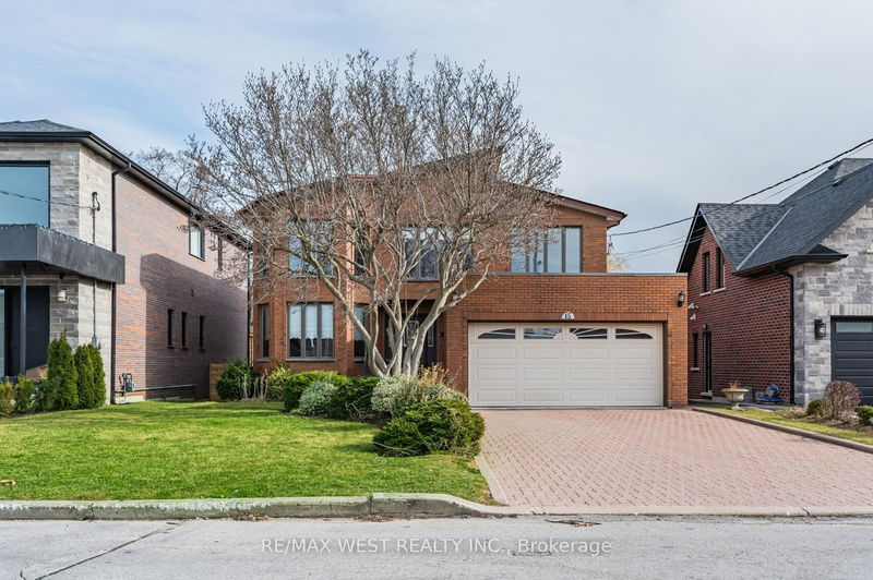 15 Cornelius Pkwy, Toronto - Maple Leaf image-0-0