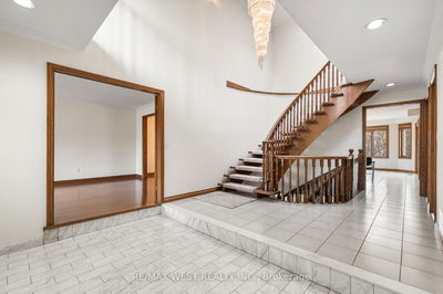 15 Cornelius Pkwy, Toronto - Maple Leaf image-0-3
