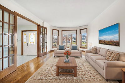 15 Cornelius Pkwy, Toronto - Maple Leaf image-0-4