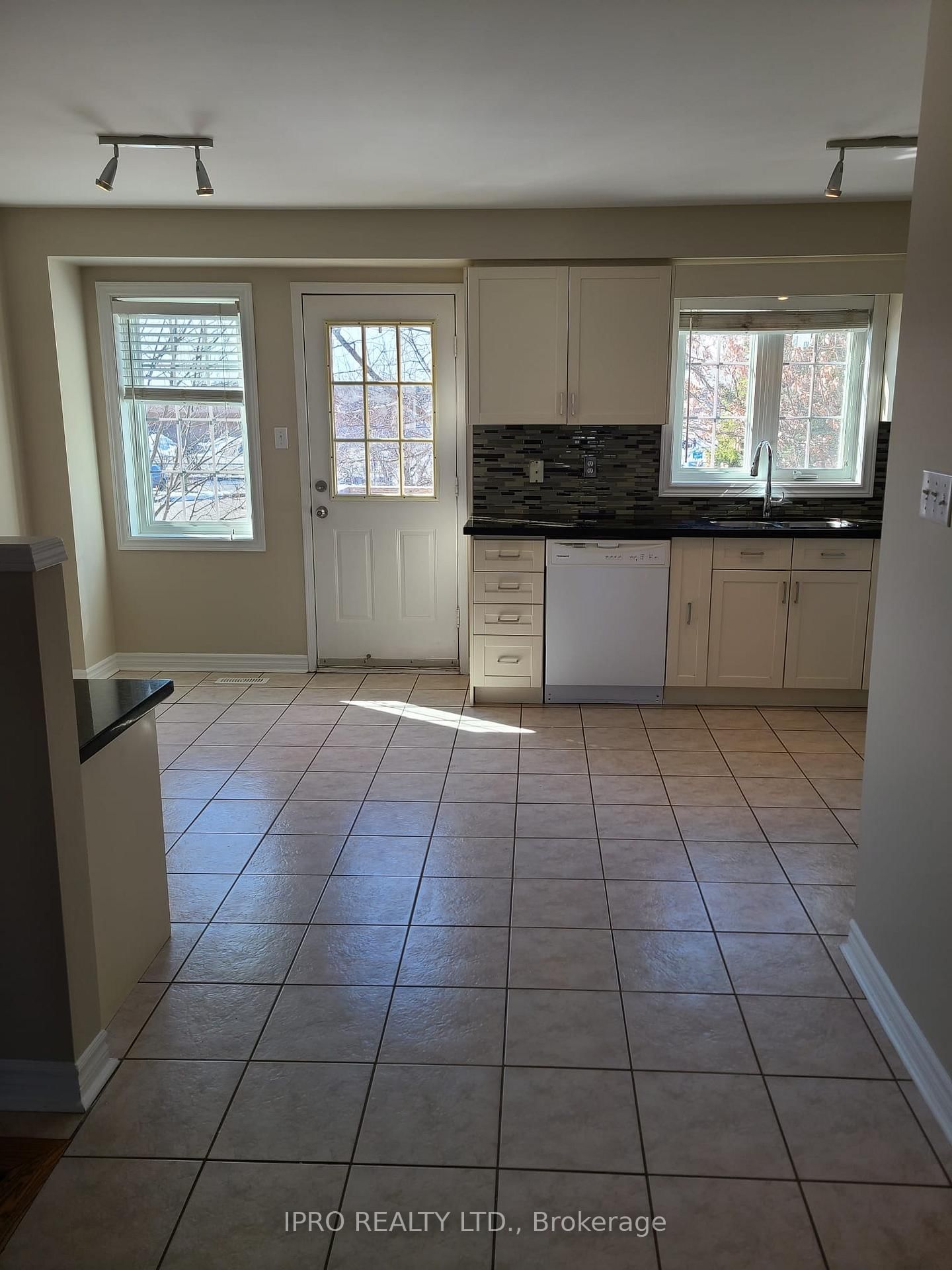 Townhouse for lease at 29-6810 Meadowvale Town Cent Circle, Mississauga, Meadowvale, L5N 7T5 - MLS: W12099527