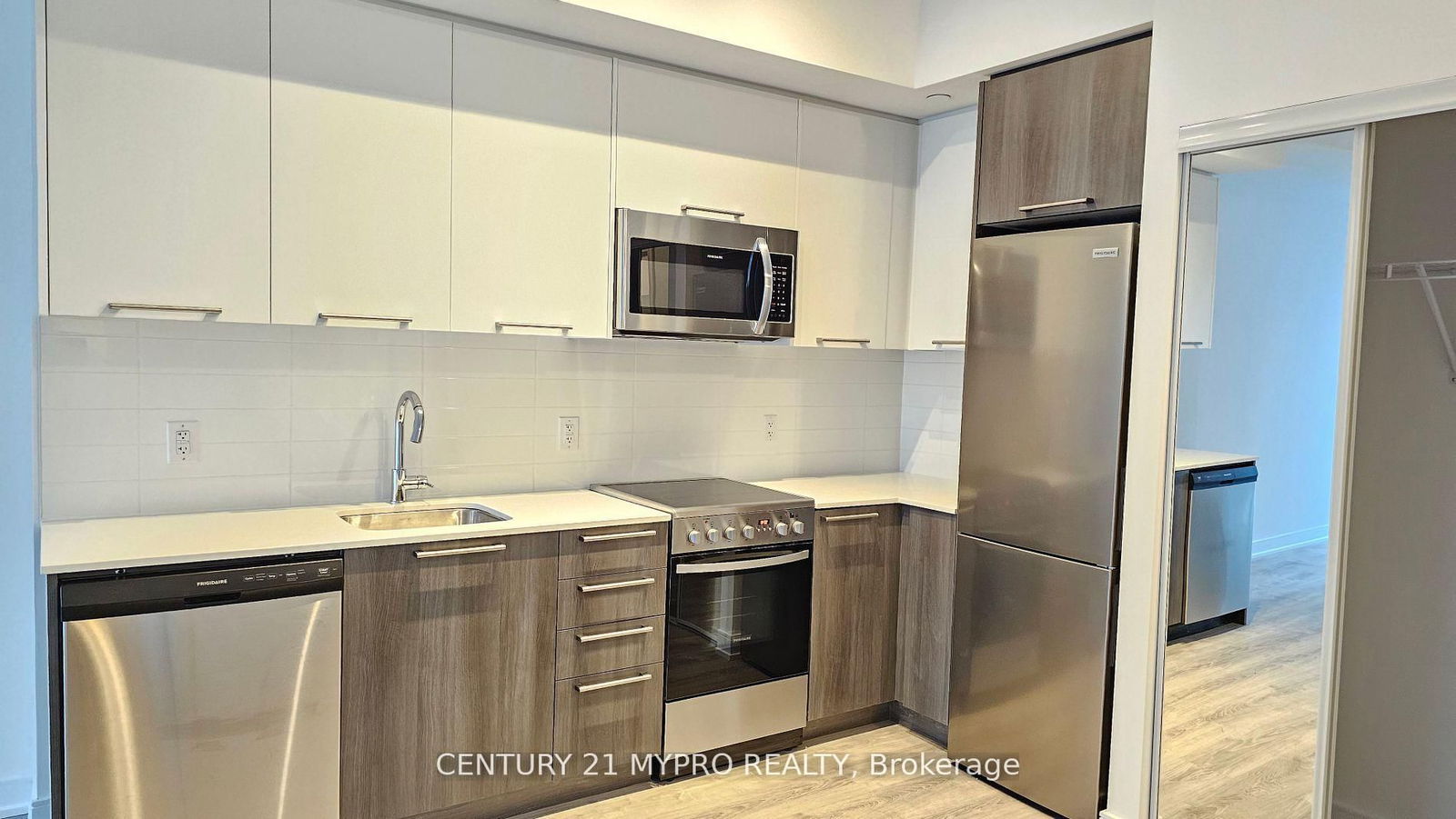 Condo for lease at 401-25 Neighbourhood Lane, Toronto, Stonegate-Queensway, M8Y 0C4 - MLS: W12099876