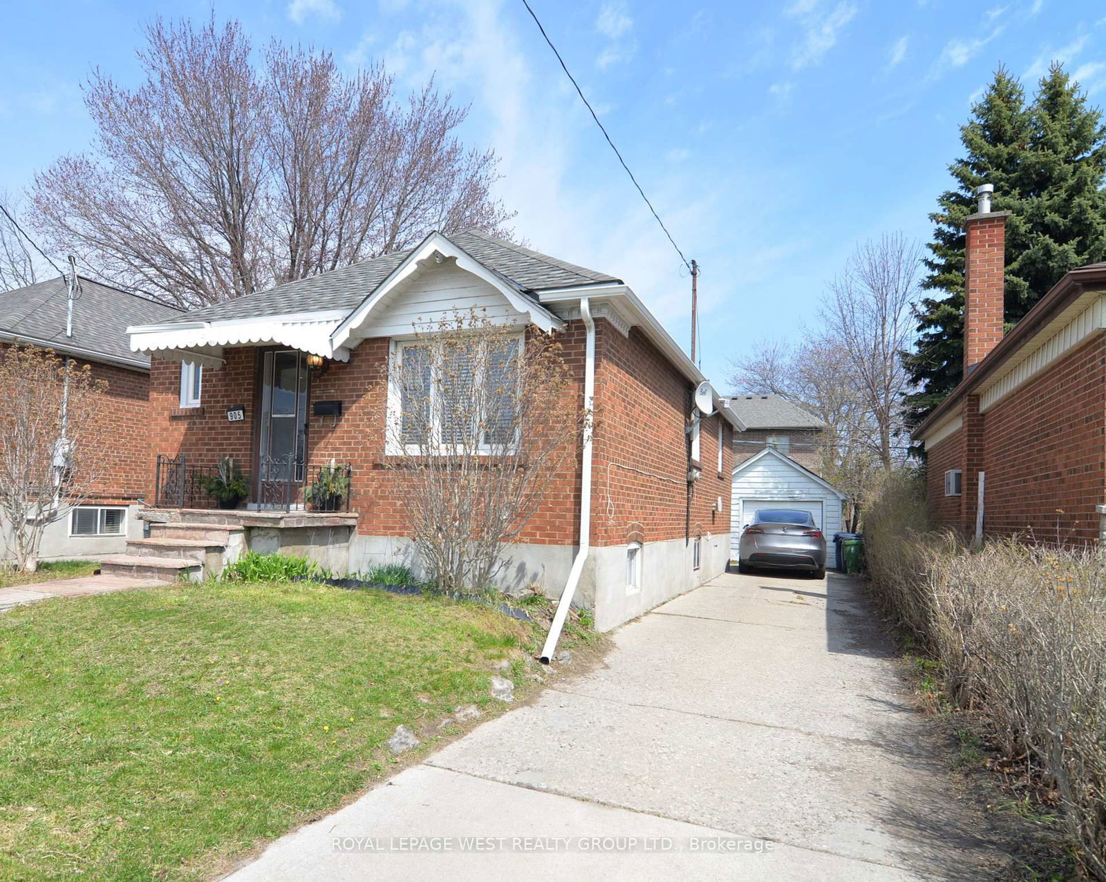Detached House for sale at 905 Islington Avenue, Toronto, Stonegate-Queensway, M8Z 4P1 - MLS: W12100301