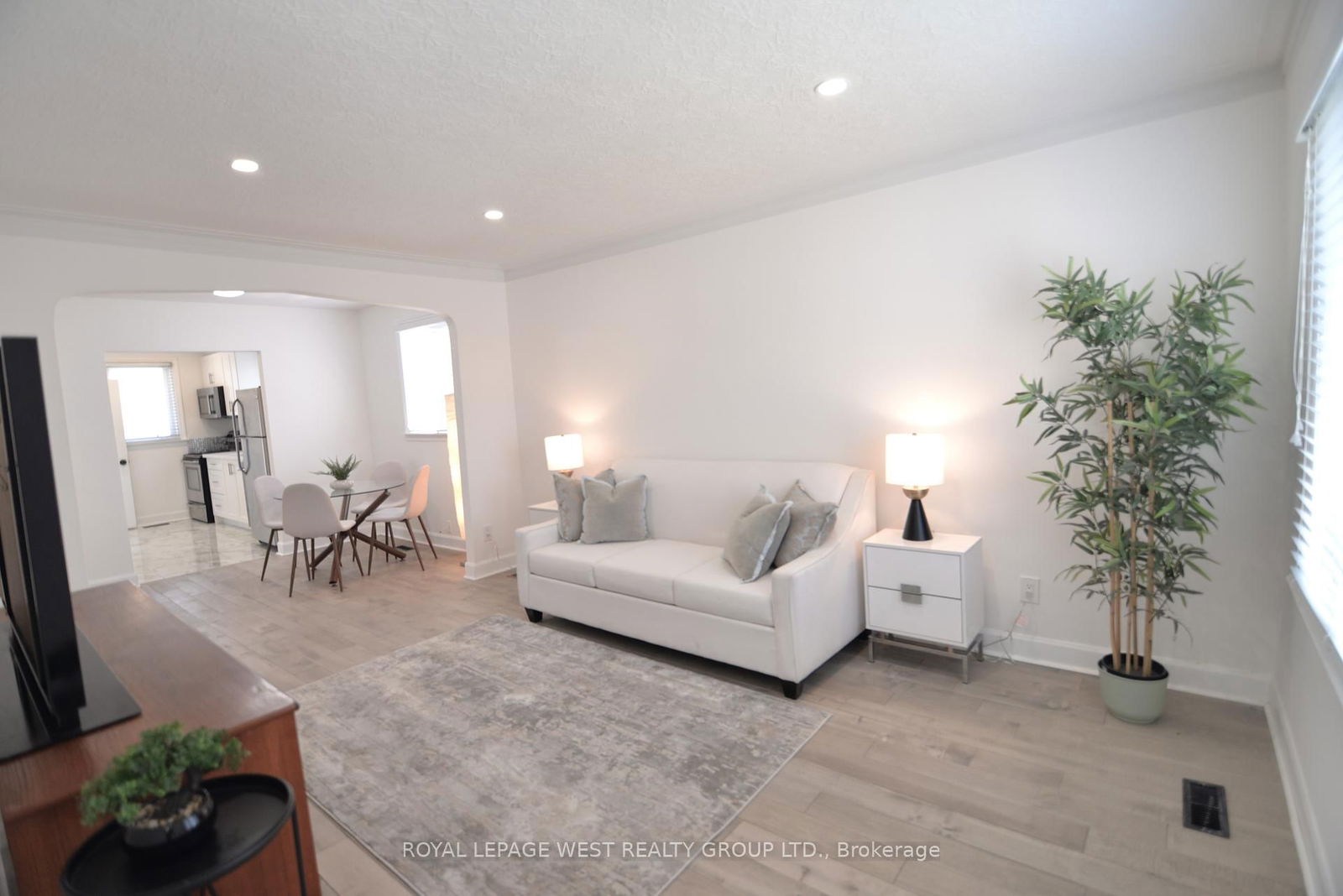 Detached House for sale at 905 Islington Avenue, Toronto, Stonegate-Queensway, M8Z 4P1 - MLS: W12100301