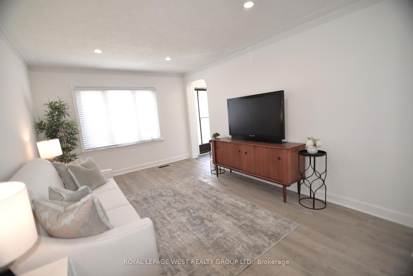 Detached House for sale at 905 Islington Avenue, Toronto, Stonegate-Queensway, M8Z 4P1 - MLS: W12100301