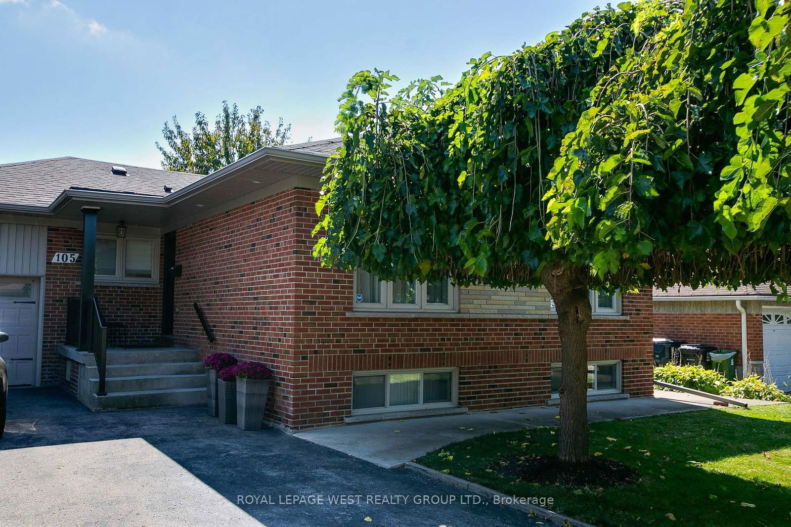 Detached House sold at 105 Rustic Road, Toronto, Rustic, M6L 1V9 - MLS: W12100517