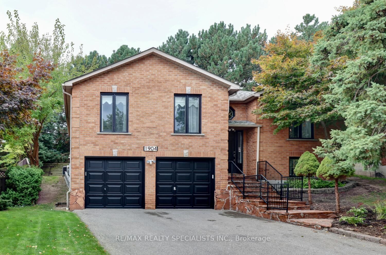 Detached House for sale at 1904 Knights Court, Mississauga, Sheridan, L5K 2N4 - MLS: W12101549