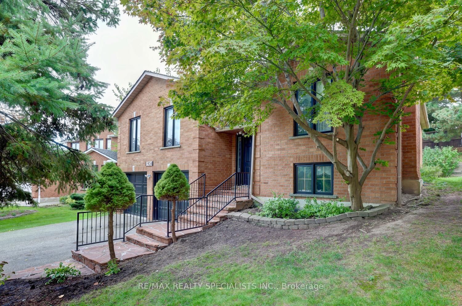 Detached House for sale at 1904 Knights Court, Mississauga, Sheridan, L5K 2N4 - MLS: W12101549