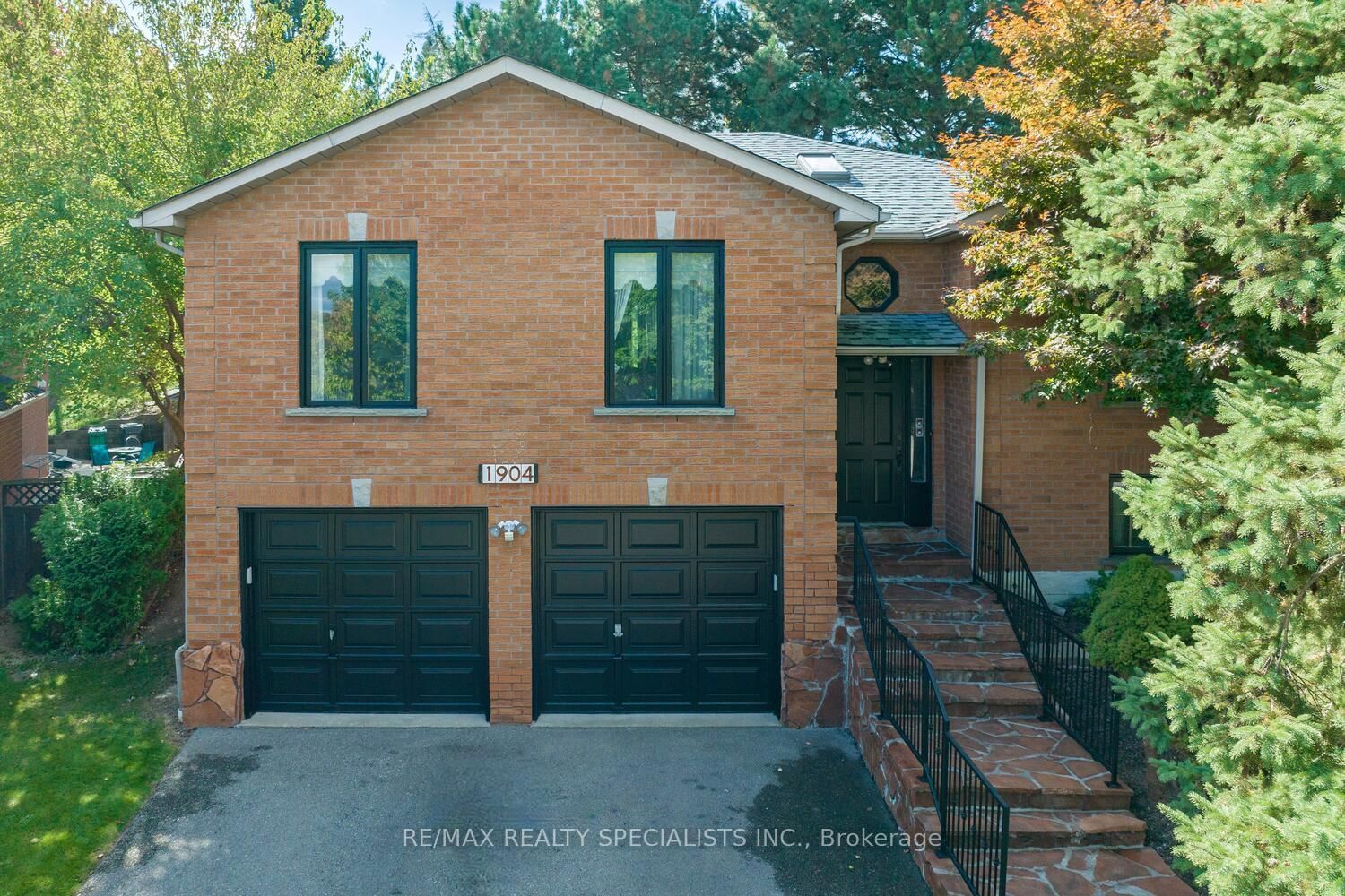 Detached House for sale at 1904 Knights Court, Mississauga, Sheridan, L5K 2N4 - MLS: W12101549