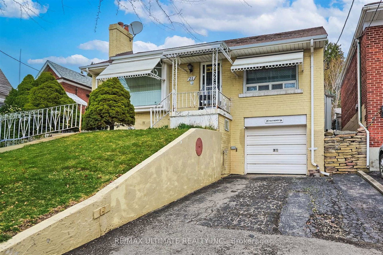 Detached House for sale at 21 Trethewey Drive, Toronto, Beechborough-Greenbrook, M6M 4A9 - MLS: W12102398