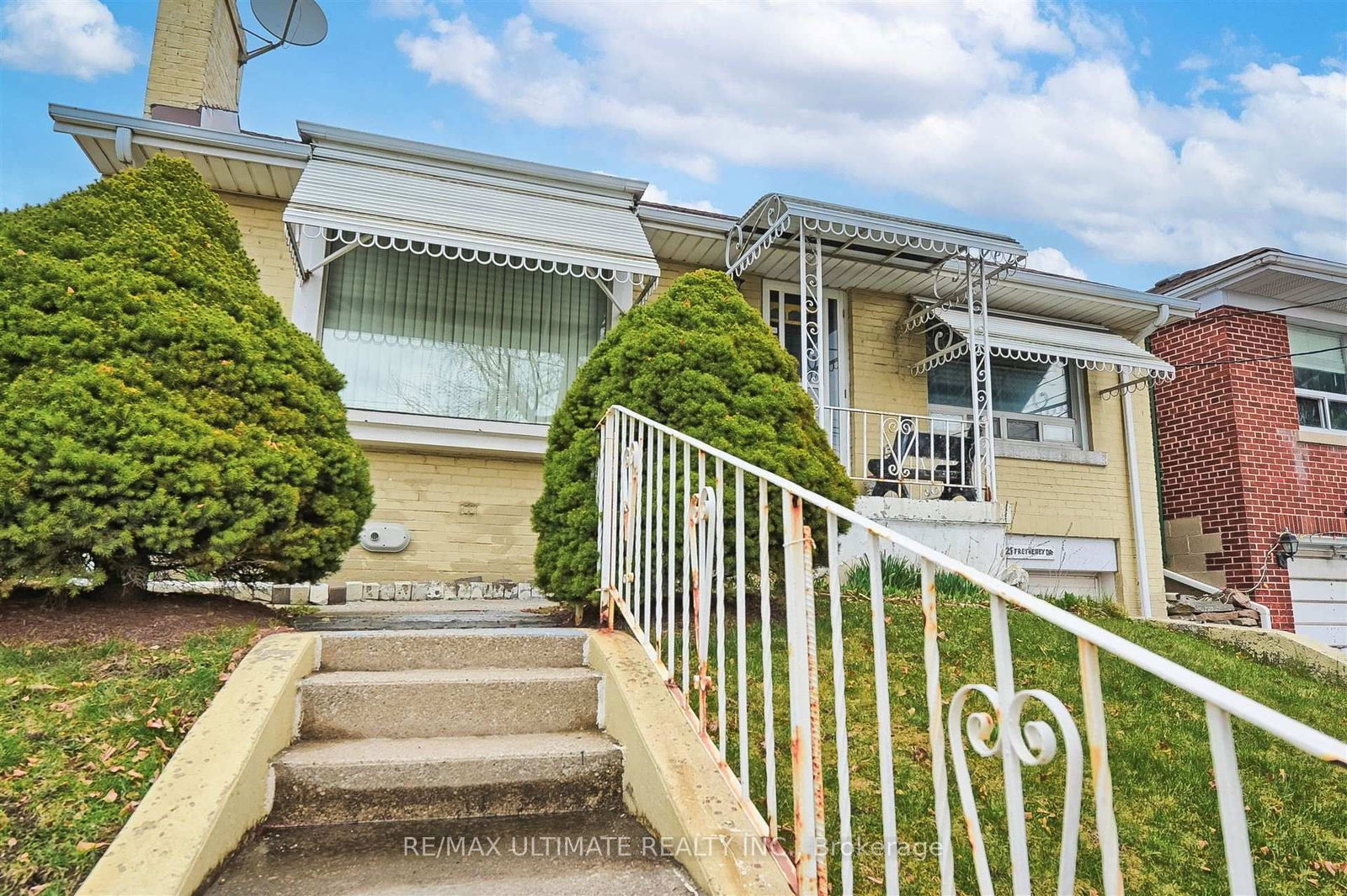 Detached House for sale at 21 Trethewey Drive, Toronto, Beechborough-Greenbrook, M6M 4A9 - MLS: W12102398