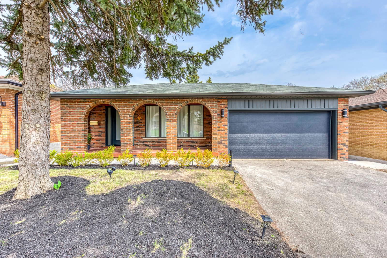 Detached House for sale at 7 Ivybridge Drive, Toronto, Eringate-Centennial-West Deane, M9C 3R2 - MLS: W12103300