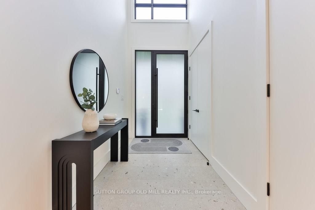 Detached House for sale at 5 Bernice Avenue, Toronto, Stonegate-Queensway, M8Y 1Z5 - MLS: W12104407