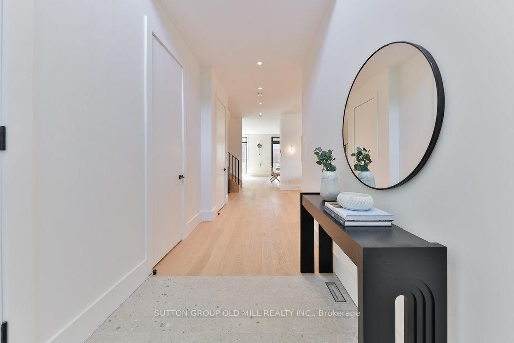 Detached House for sale at 5 Bernice Avenue, Toronto, Stonegate-Queensway, M8Y 1Z5 - MLS: W12104407