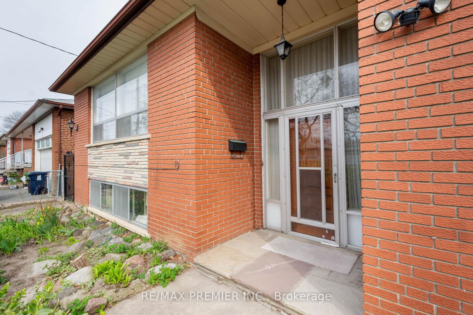 Detached House for sale at 28 Whitfield Avenue, Toronto, Humber Summit, M9L 1G3 - MLS: W12104561